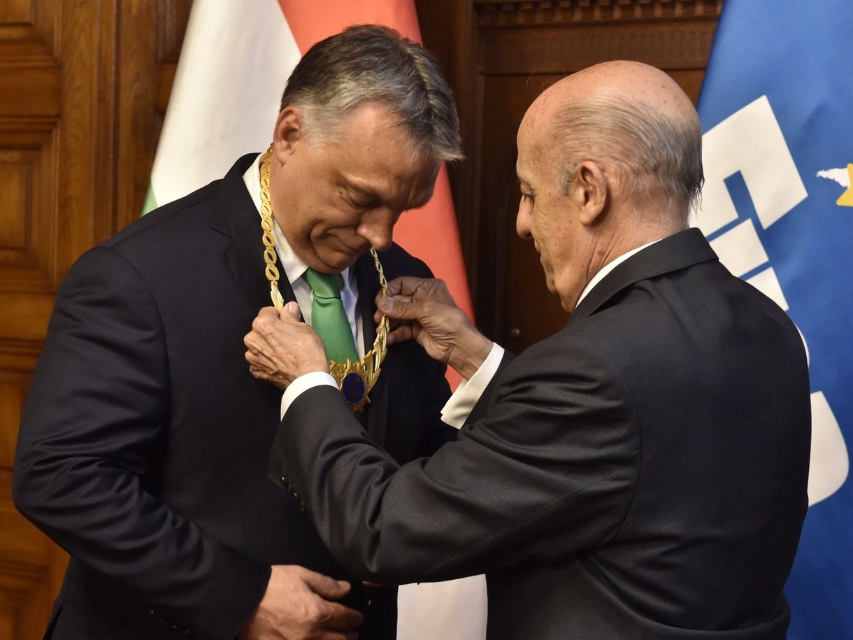 Kitüntette Orbánt a FINA - videó