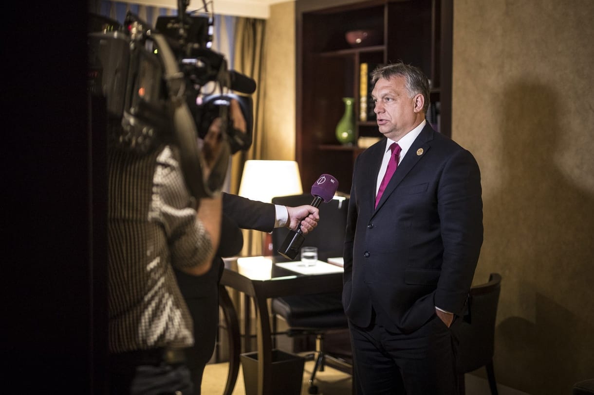 Orbán a csodálóihoz utazik, Habony is segíti őket