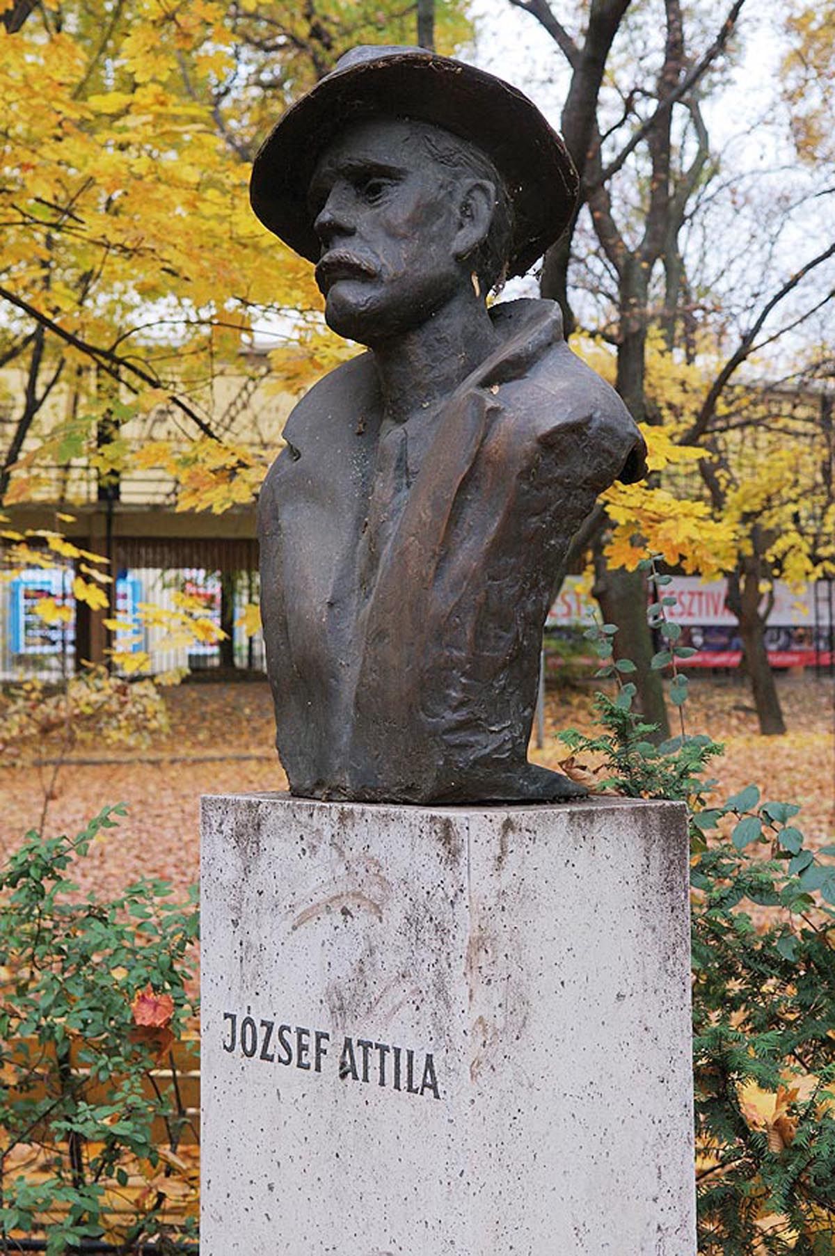 József Attila bronzkalapban, márványzakóban