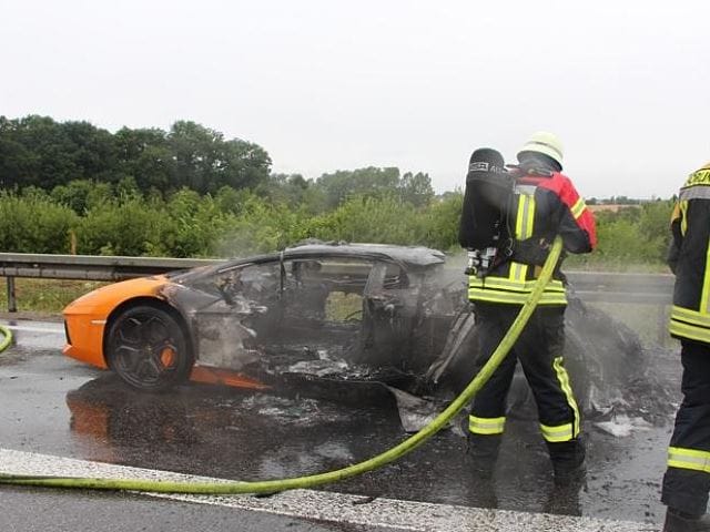 Motorcsere utáni próbaúton égett ki egy Lamborghini Aventador - fotók