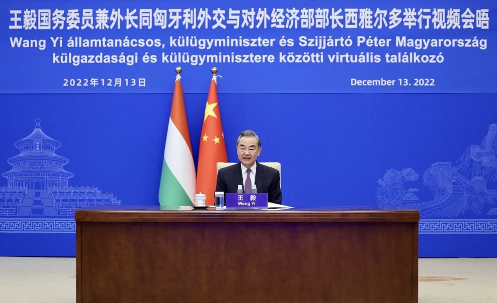 A kínai külügyminiszter szerint Magyarország példáját kéne követnie az EU-nak