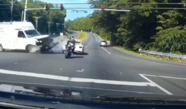 Extrém szerencsés volt a motoros, aki egy Bentleyvel versenyzett az utcán