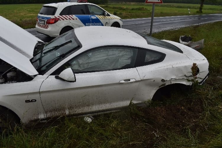 Tétnél lett a nedves út egyik áldozata egy Ford Mustang