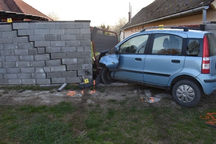 Betonfalnak hajtott egy ittasan autózó 15 éves fiú Faddon