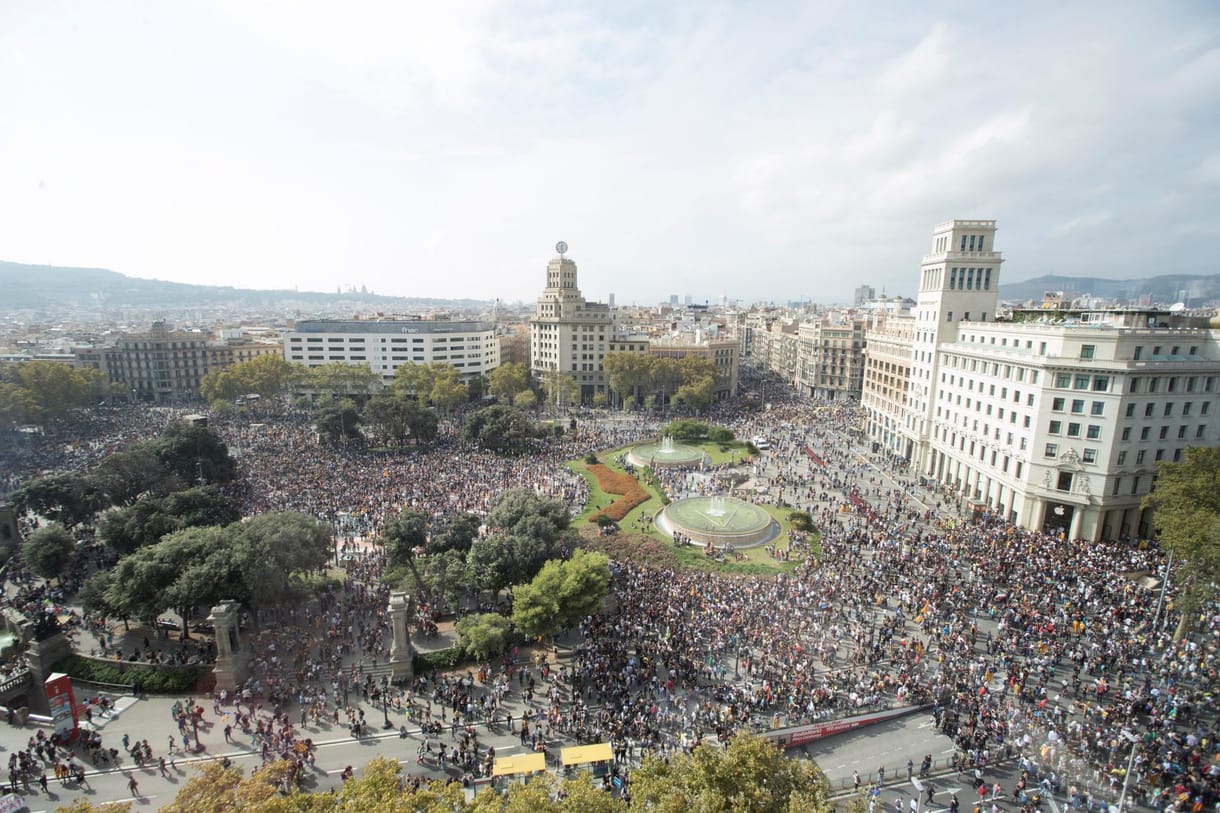 Hatalmas tömeg vonul a barcelonai tüntetésen