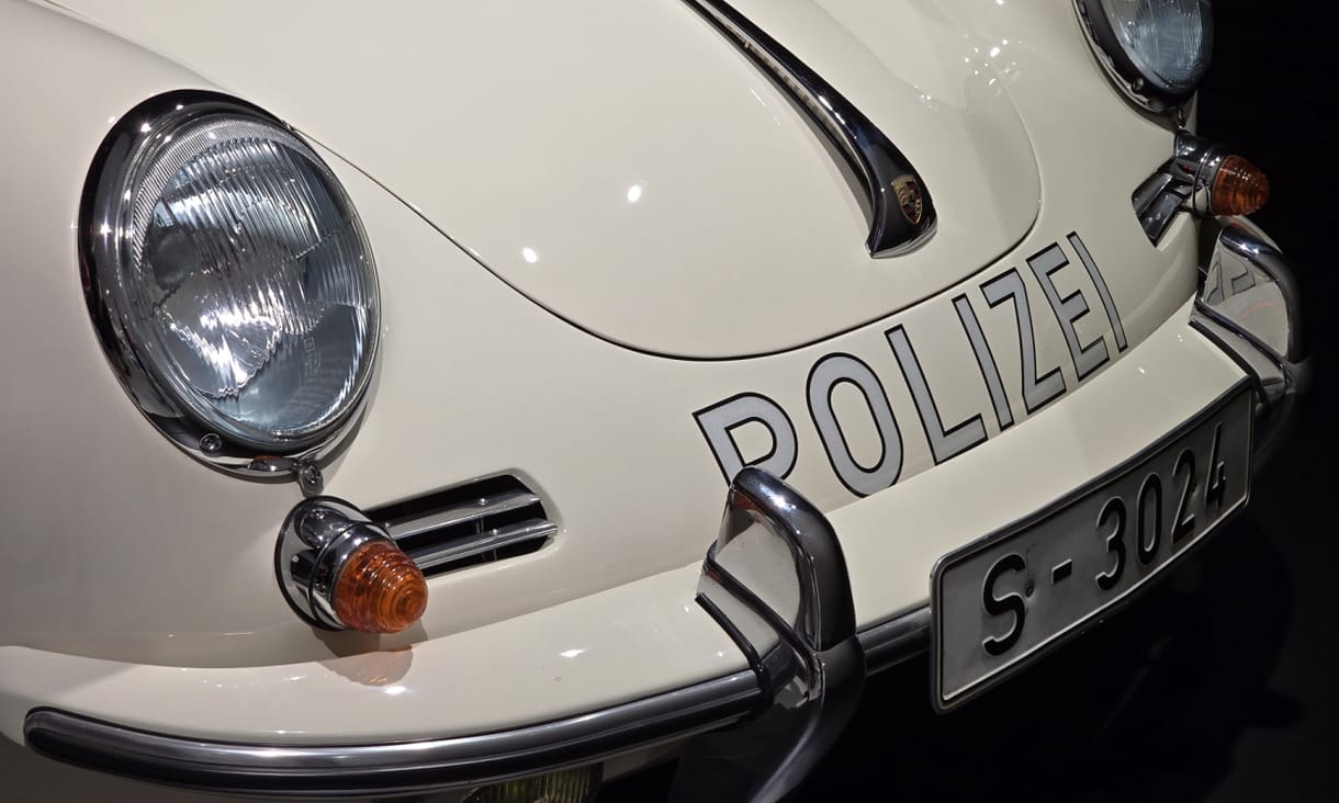 Hetykén áll a kék villogó a régi rendőrségi kabrió Porschén, mutatjuk
