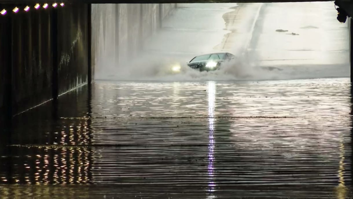 Tehetetlenül sodródott egy Audi az esővízzel teli kecskeméti aluljáróban