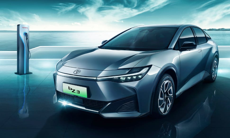 A Tesla Model 3 riválisa a Toyota új villanyautója