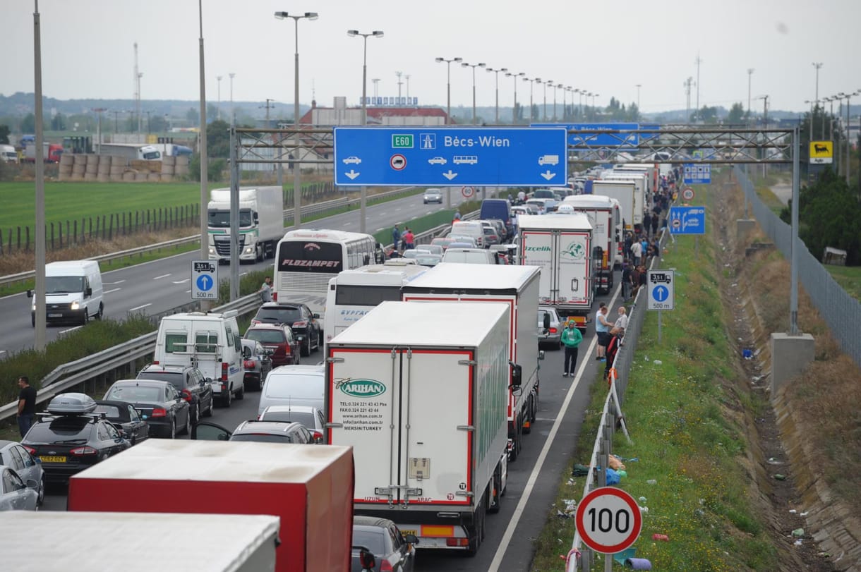 Óriási dugó alakult ki az M1-esen Hegyeshalomnál