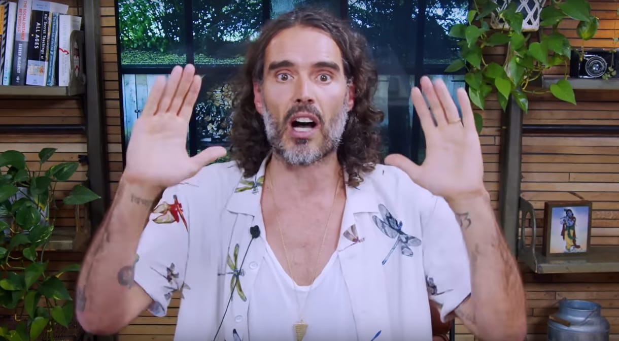 A BBC-nél is vizsgálódnak a szexuális visszaélésekkel vádolt Russell Brand miatt 