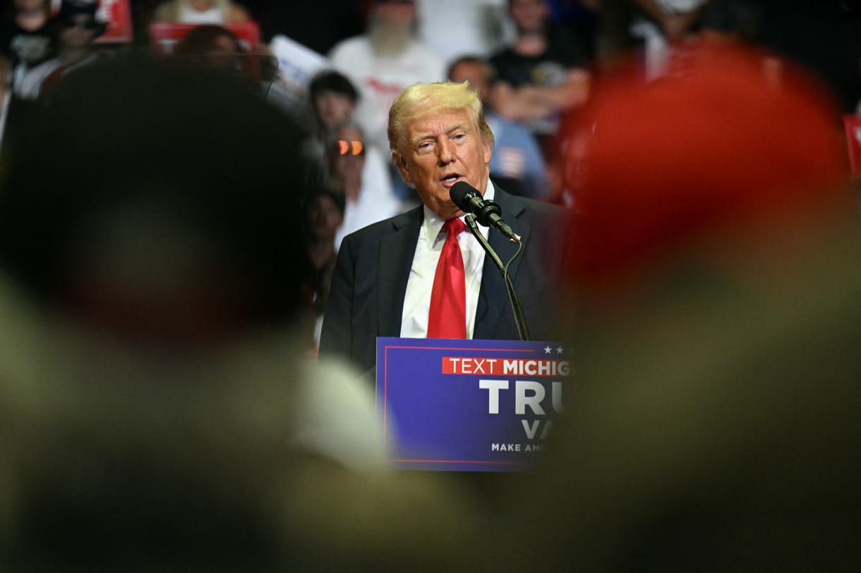 Bident hülyézte, Orbánt emlegette a merénylet óta tartott első nagygyűlésén Donald Trump