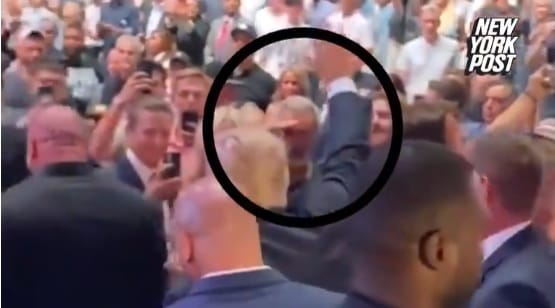 Videó van róla, ahogy Mel Gibson szalutál Donald Trumpnak