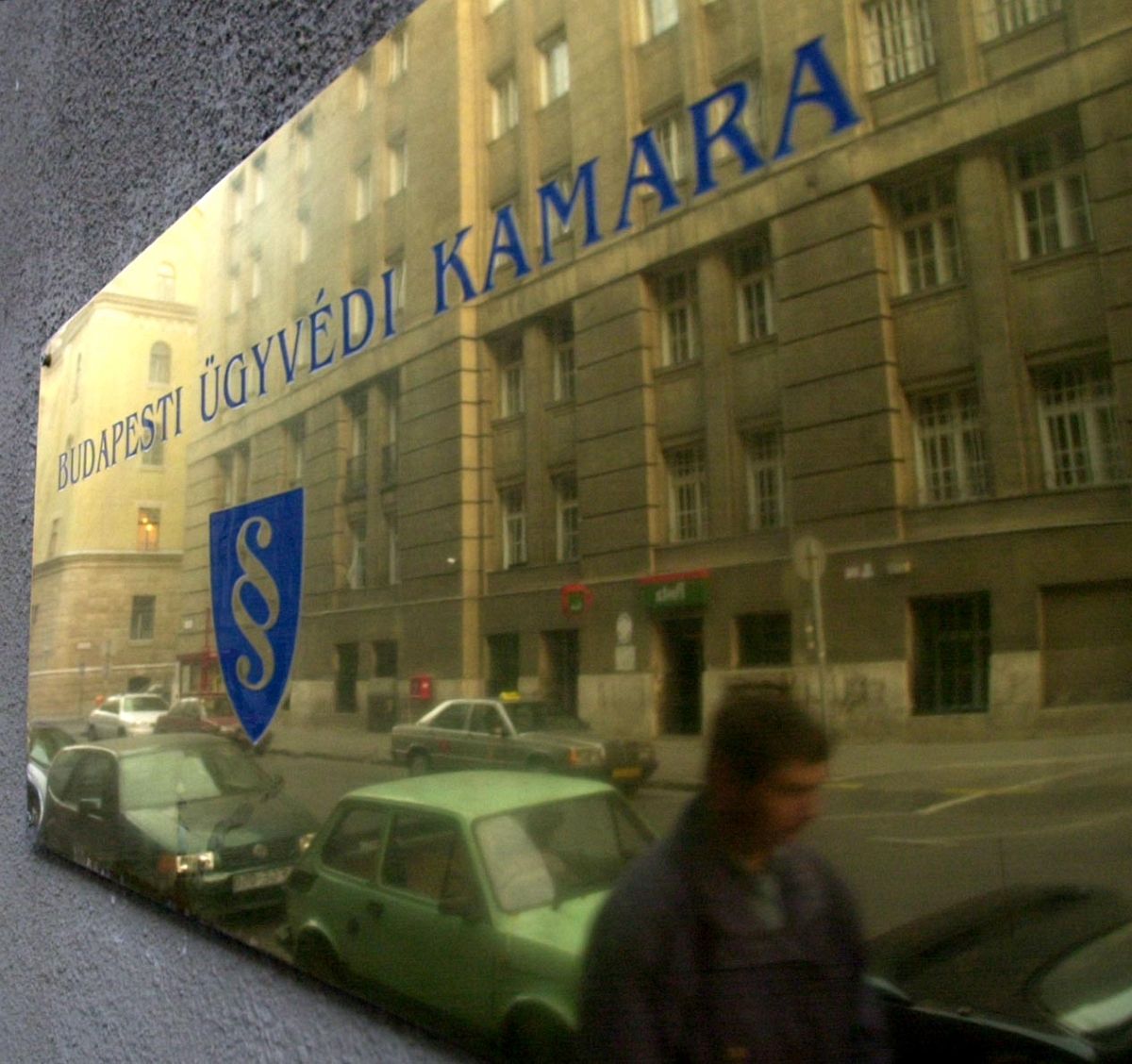 Rogán ügyvéd haverja lepasszolta a cégét, kamarai tag maradhat