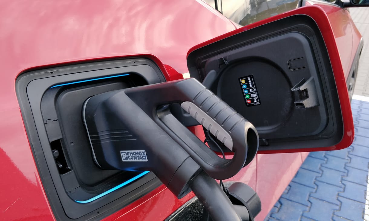 Támad a csend: az elektromos autók olcsóbbak lesznek benzines társaiknál