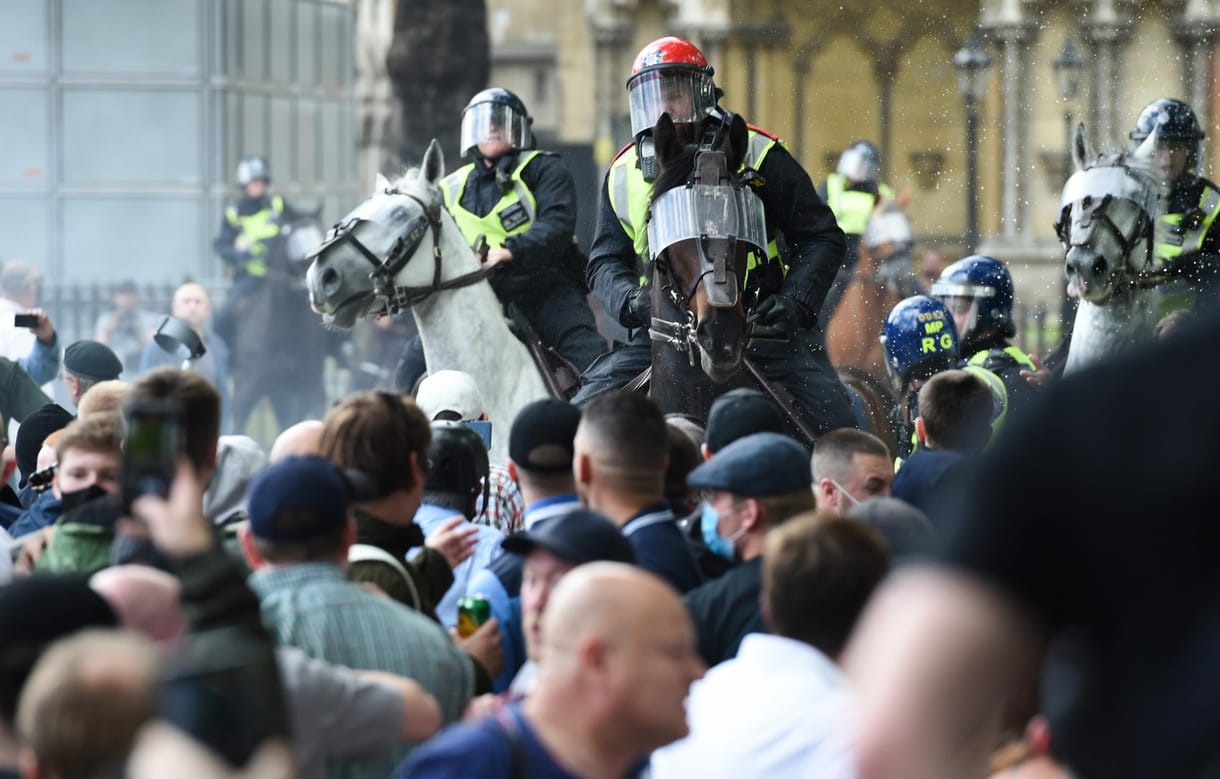 Antirasszisták és szélsőjobboldaliak csaptak össze Londonban