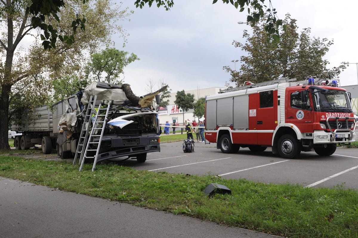 Szörnyethalt egy ember a Szeged Pláza parkolójában