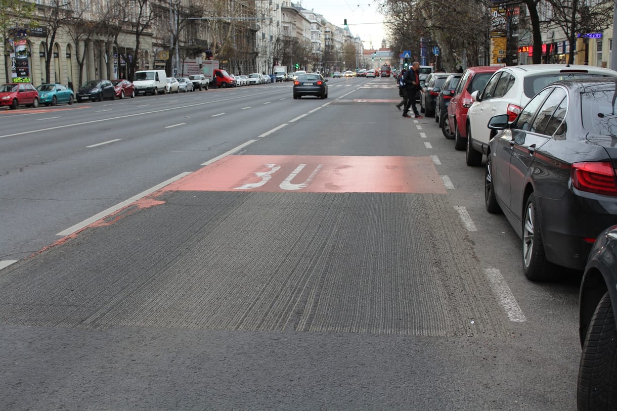 Mégis kitiltják a bringásokat a Bajcsy-Zsilinszky úti buszsávból?