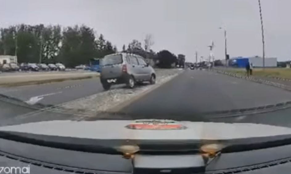 Nem véletlenül kacsázott féloldalasan a szembe sávban egy Suzuki Pápán – videó