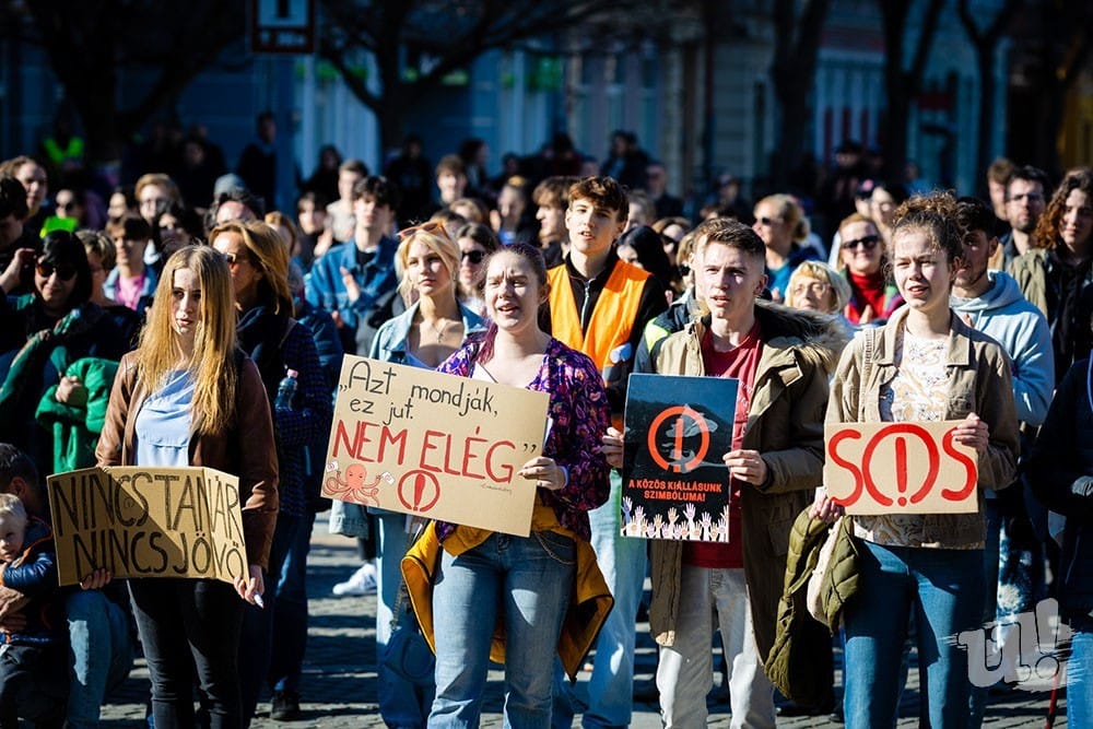 Több mint kétszázan tüntettek egy jobb közoktatásért Szombathelyen