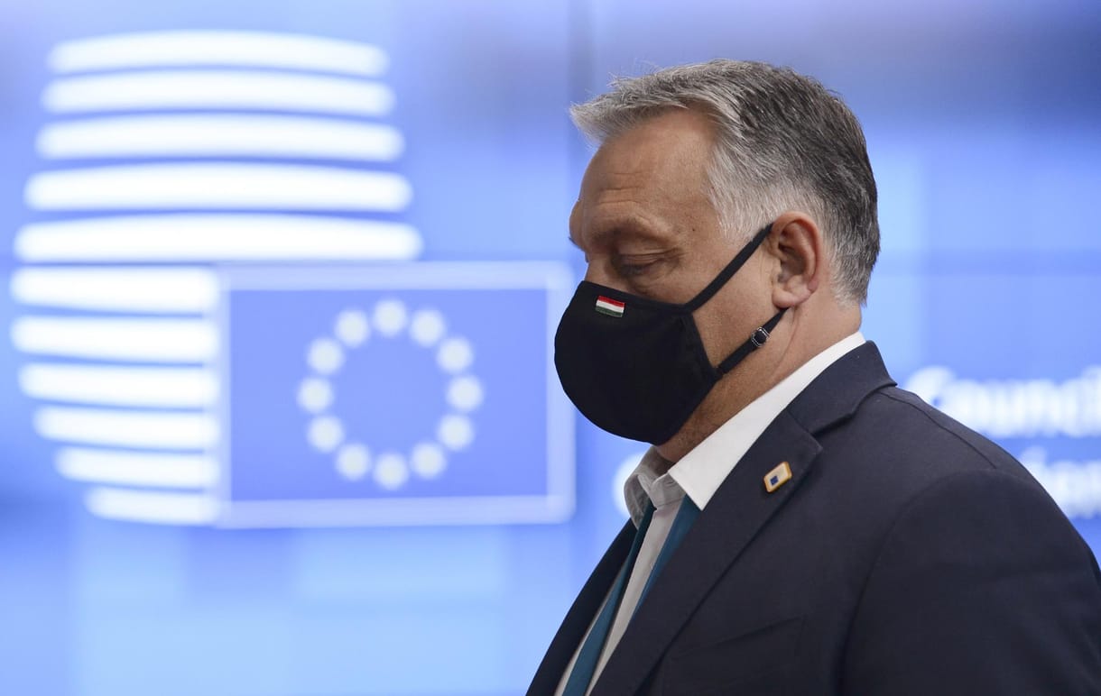 Orbán migránsozva magyarázza az uniós költségvetés vétóját