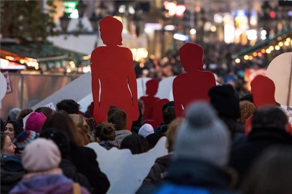Nők elleni erőszak: néma női alakok vonultak végig Budapesten, gyertyát is gyújtottak – fotók