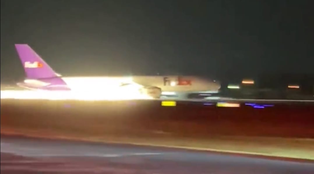 Videón, ahogy futóművek nélkül hajt végre kényszerleszállást egy Boeing 757-es