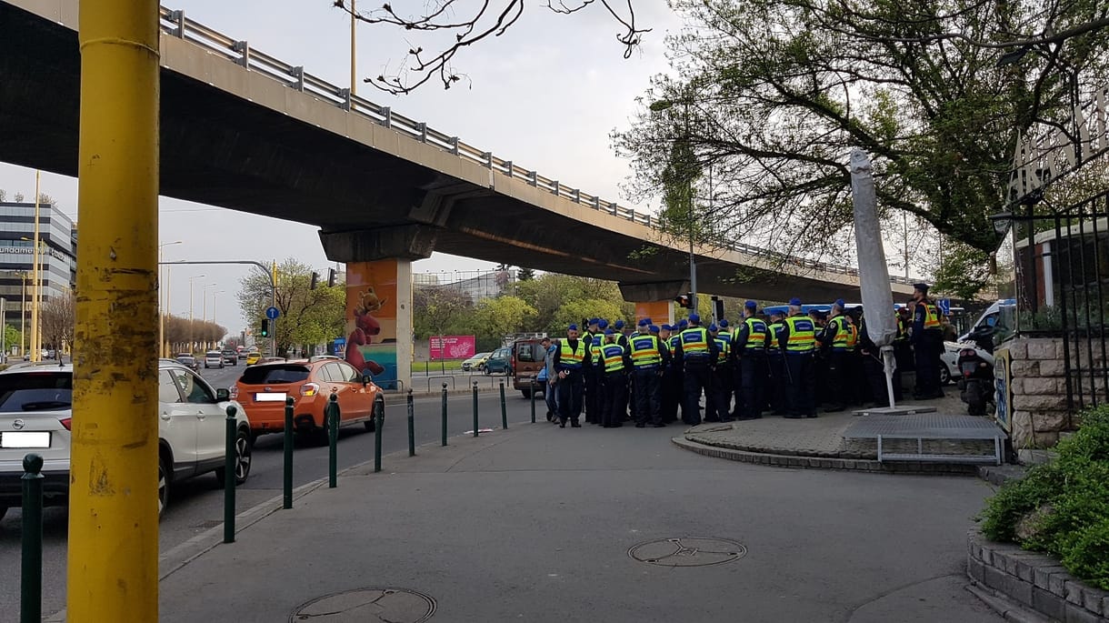 Nagyon sok a rendőr a BAH-csomópontnál a világháborús bombák miatt – fotók