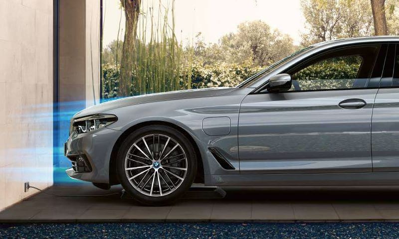 Nyomott árral hódít a zöld rendszámos új 5-ös BMW