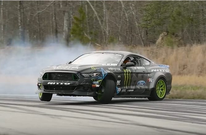 Kilencszáz lóerős driftautót faragtak az új Mustangból – videó