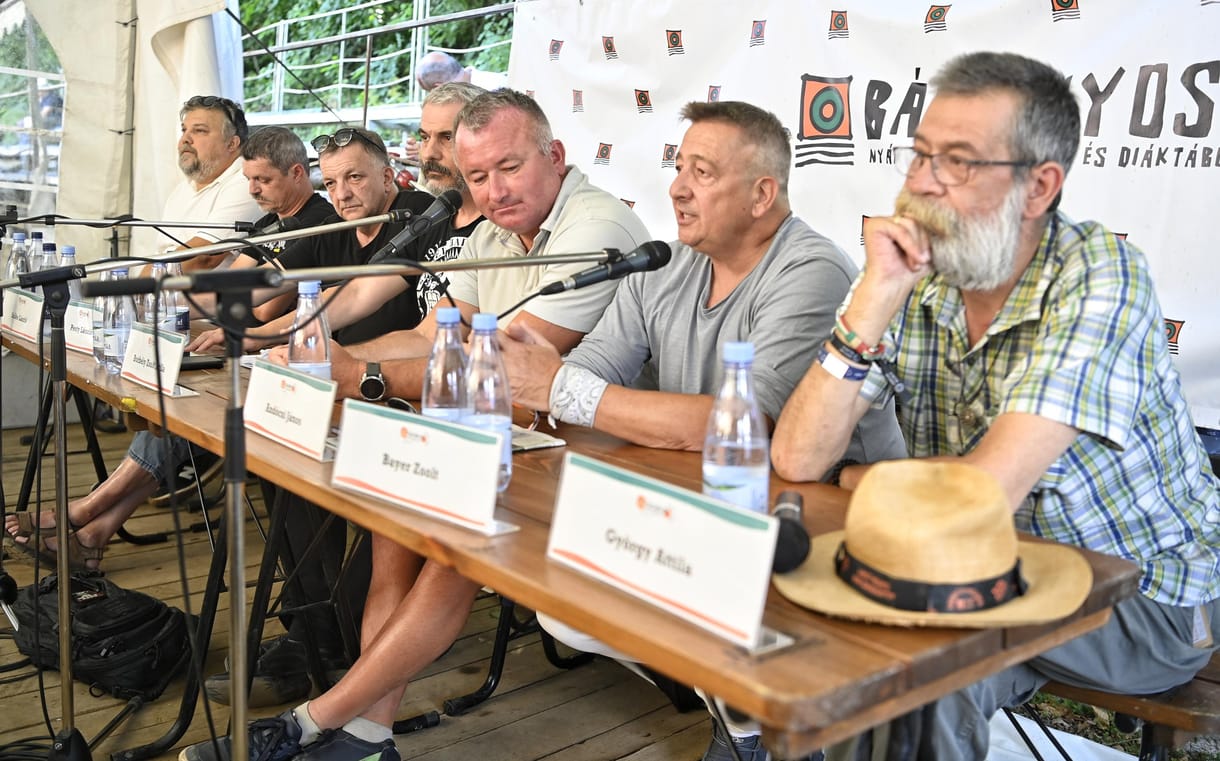 Pesty László hűségesküt tesz, magyarázkodik, és közben továbbra is Lölő-klánról beszél egy nagyinterjúban