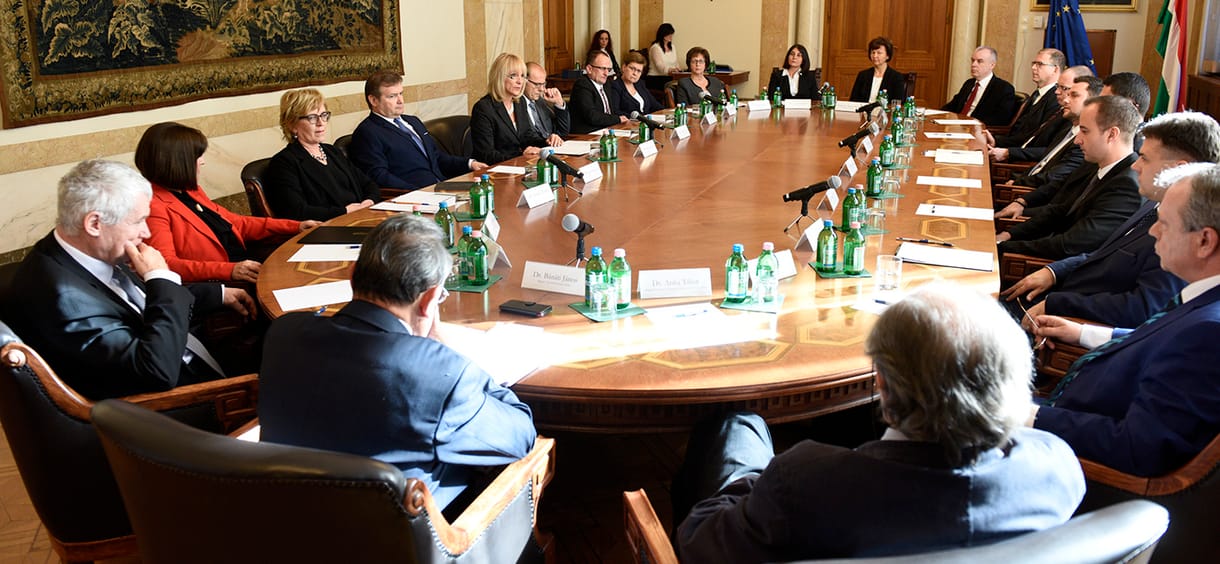 Számháborúvá fajult Handó és az őt elmarasztaló Országos Bírói Tanács párbaja