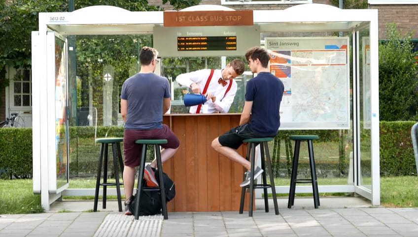 Megcsinálták a biznisz osztályú buszmegállót - videó