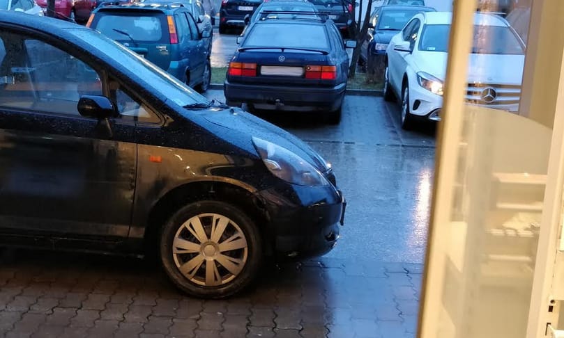 A nap fotója: nehéz ennél közelebb parkolni egy bolt bejáratához