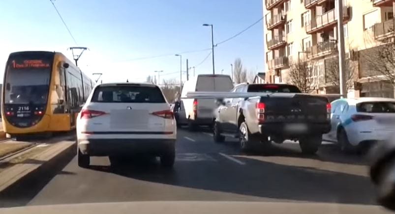 Elkapták az autóst, aki érthetetlen módon szállított rudakat az autóján