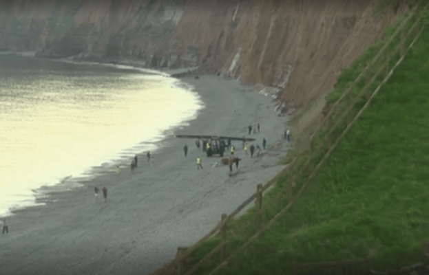 Bravúros kényszerleszállás: egy strandon tette le a régi kisgépet