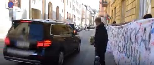 Áder János egy budai gimnáziumba ment előadni, tiltakozó diákok fogadták