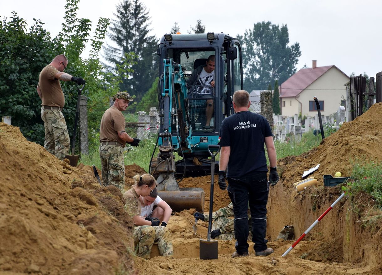 Második világháborúban elhunyt katonák sírjait exhumálták Apagyon, a lakosság segítségét kérik az azonosításhoz