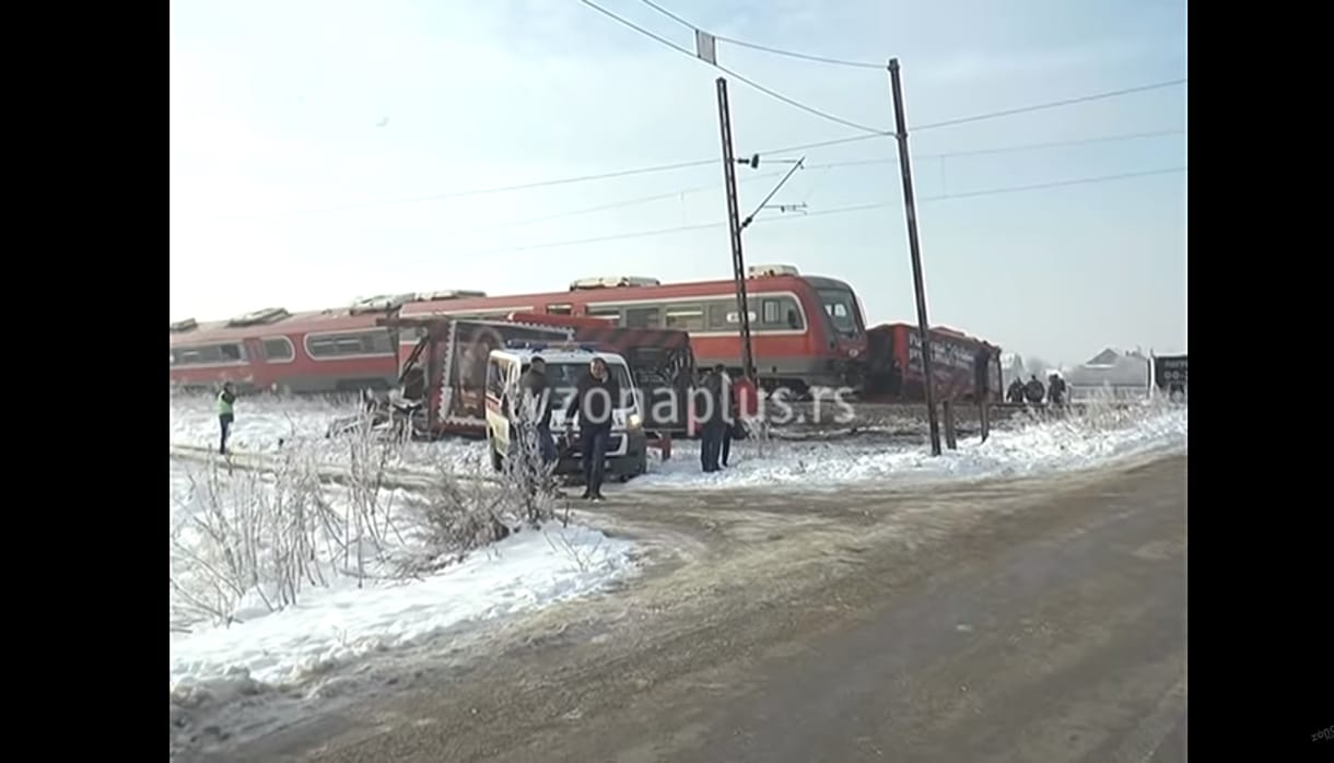 Durva baleset volt Szerbiában: középiskolásokat szállító buszt vágott ketté egy vonat