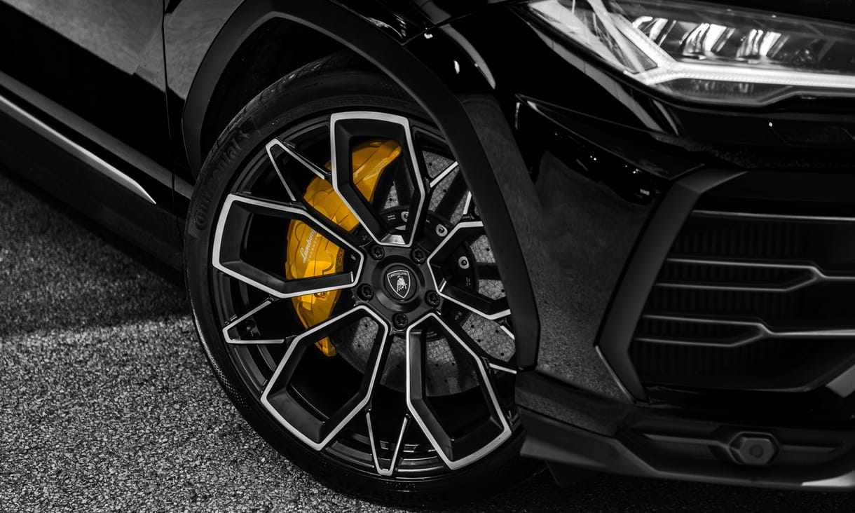 Vészjóslóan sötét hangulatú a 800+ lóerős új Lamborghini divatterepjáró
