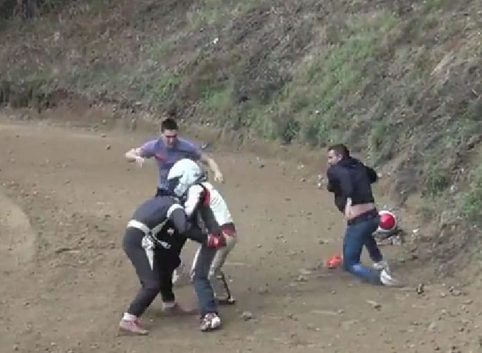 Nagy bunyó kerekedett egy autókrossz-futamon - videó