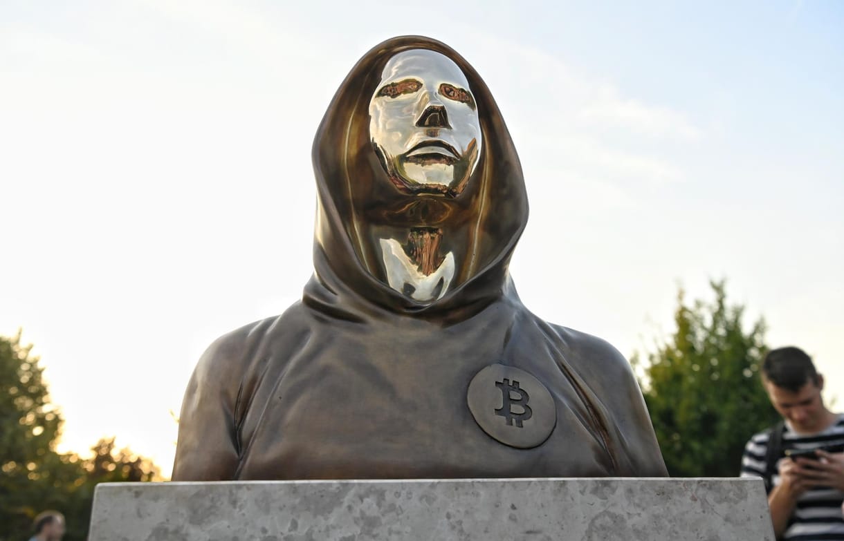 Bronzszobrot kapott a bitcoin ismeretlen alapítója Óbudán