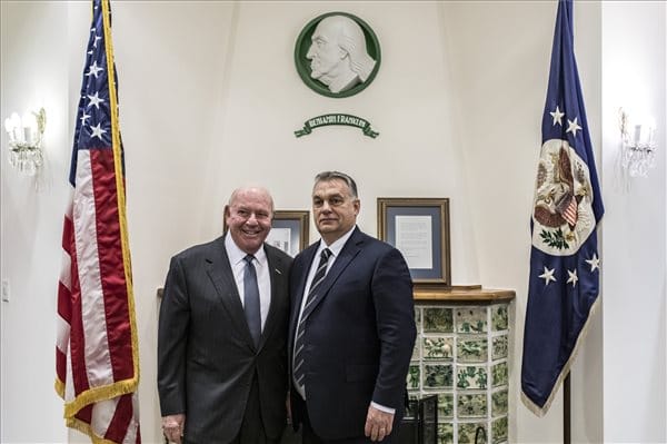 Mintha mi se történt volna, boldogan mosolyog az amerikai nagykövet Orbán mellett