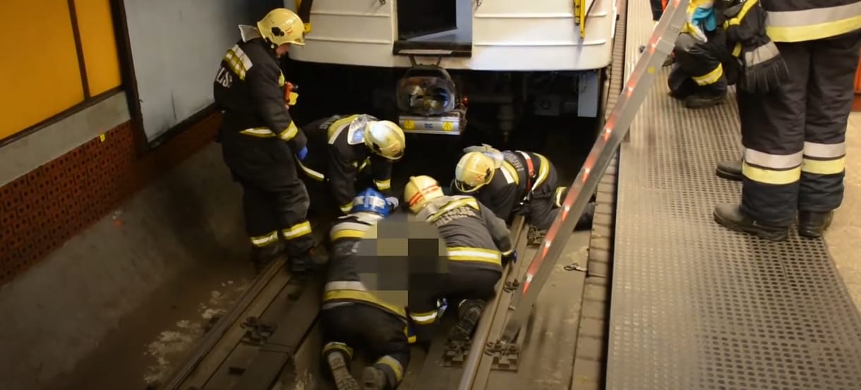 Így mentették ki a metró alá esett utast a tűzoltók – videó