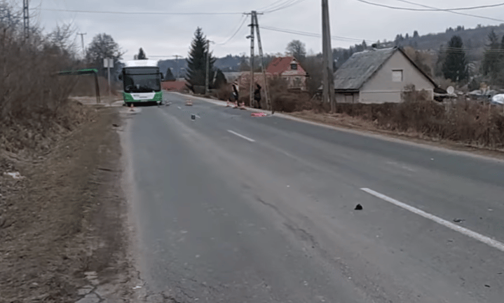 Betonfalnak rohant egy autó Miskolcon