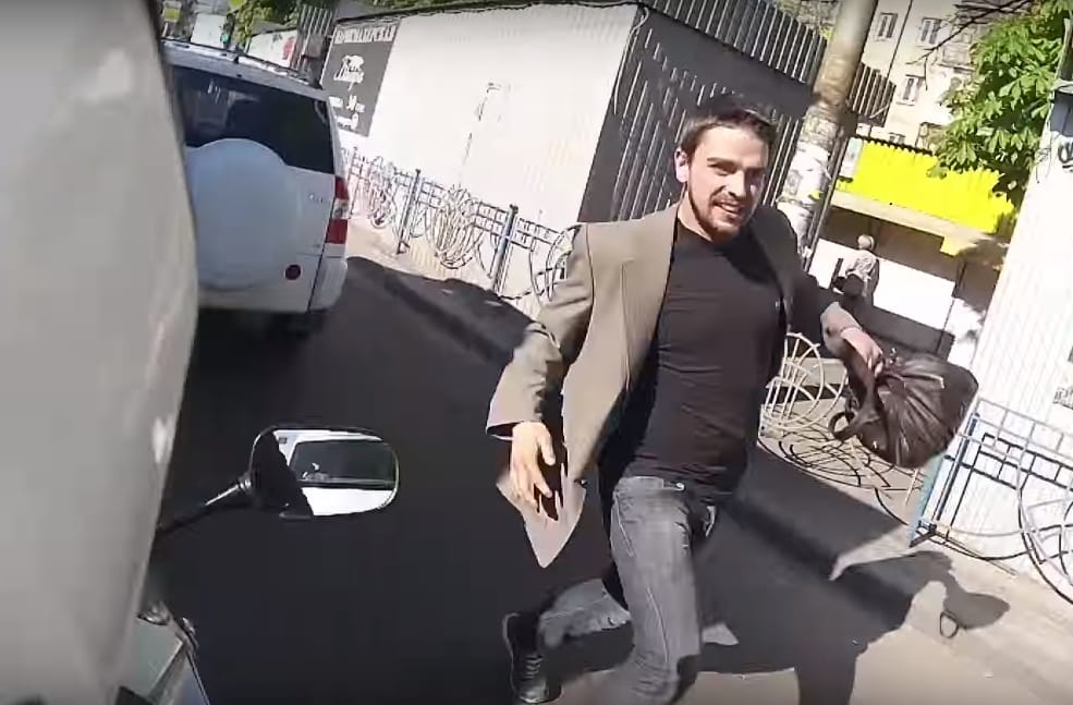 Hősként ünneplik a motorost, aki magát sem féltve vett üldözőbe egy tolvajt – videó