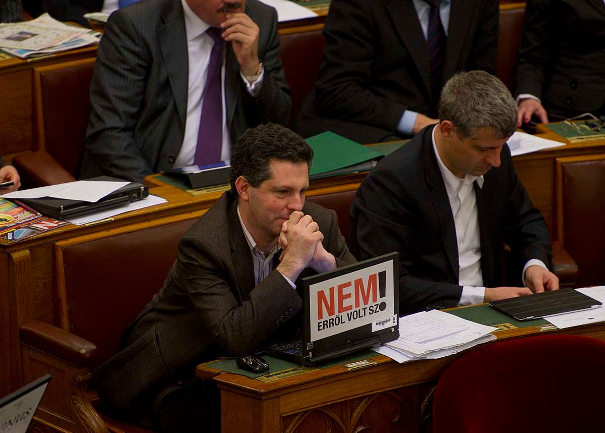 Véget ért egy kor: az LMP szerint már nem lehet demokráciáról beszélni