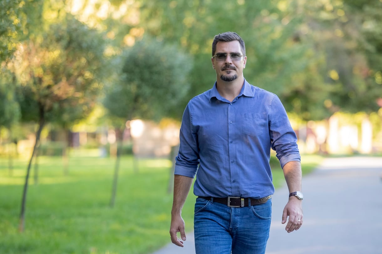 Újabb fotó került elő az „integető” ózdi jobbikosról, ezen tényleg karlendítést mutat be