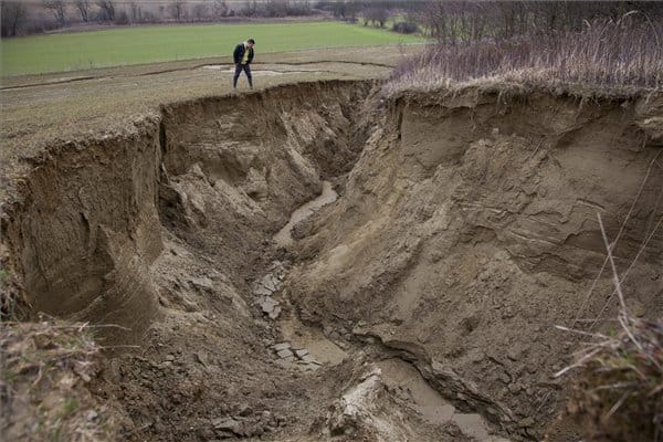 Megnyílt a föld Pusztaszentlászló határában – fotók