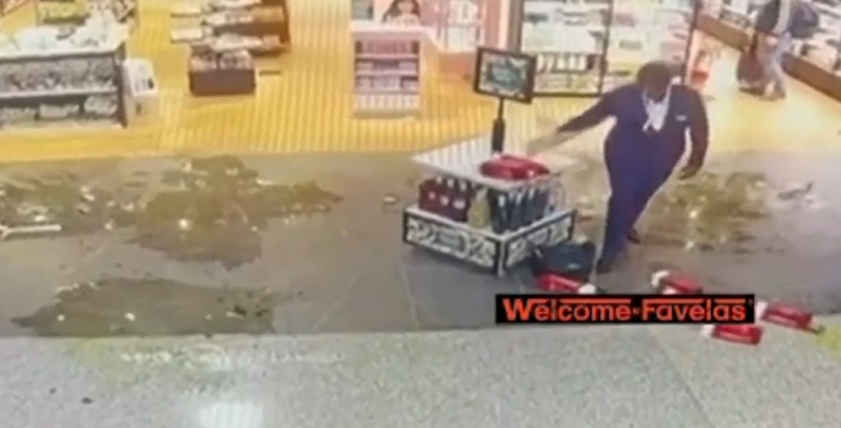 Szétverte a római reptér vámmentes boltját egy stewardess, miután elbocsátották – videó