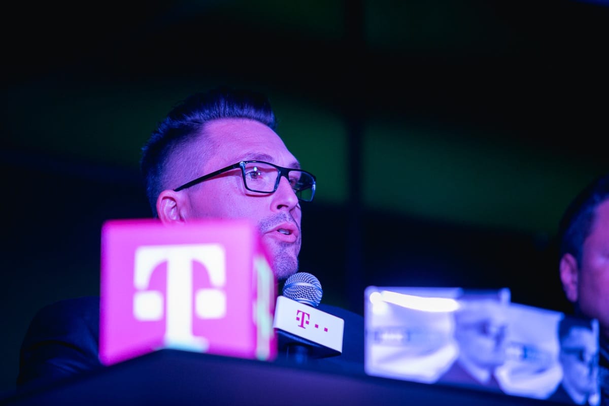 Rogánék egy 50 ezer forintos Telekom-szerződést mondtak fel Ákos miatt